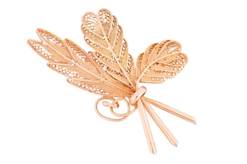 Lot 112 - A filigree feather brooch, depicting three...