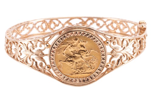 Lot 97 - Full sovereign mounted bangle – Yellow metal...