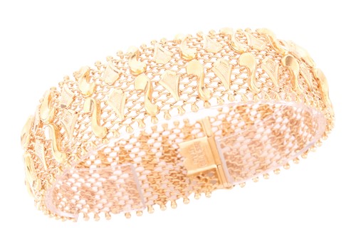 Lot 48 - An 18ct gold fancy link articulated mesh...