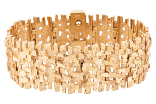 Lot 11 - A Modernist link bracelet in 9ct yellow gold,...
