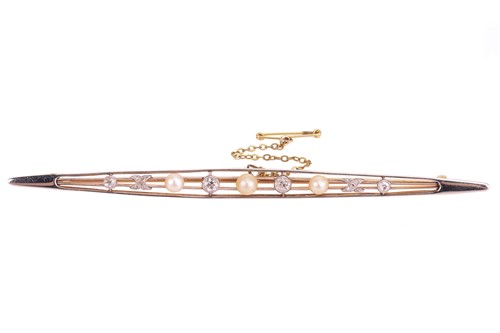 Lot 20 - An Early 20th-century diamond and pearl bar...