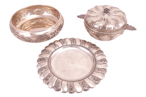 Lot 205 - A Spanish tureen, cover and base; circular...