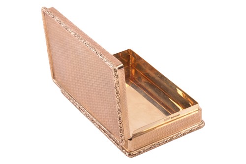 Lot 189 - A 9ct gold snuff box, of straight-line engine...
