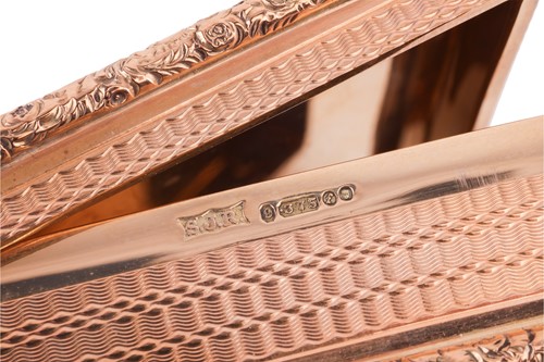 Lot 189 - A 9ct gold snuff box, of straight-line engine...