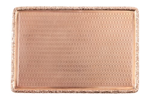 Lot 189 - A 9ct gold snuff box, of straight-line engine...