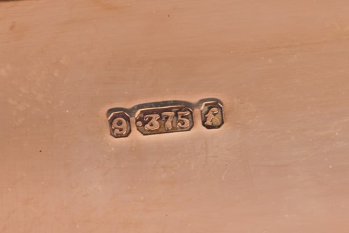 Lot 189 - A 9ct gold snuff box, of straight-line engine...