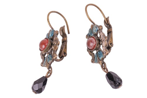Lot 107 - A collection of jewellery items; including a...