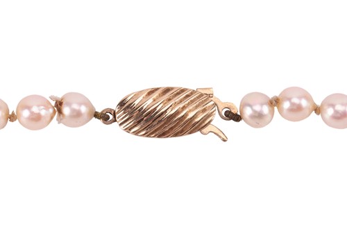 Lot 107 - A collection of jewellery items; including a...