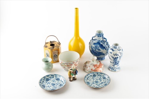 Lot 157 - A group of Chinese and other porcelain items...