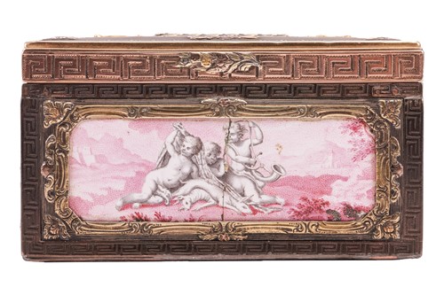 Lot 186 - A Continental snuff box of rectangular form,...