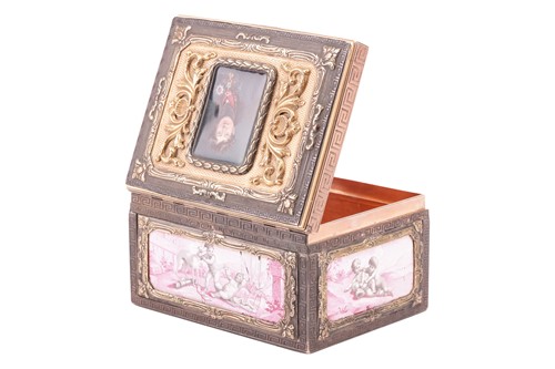 Lot 186 - A Continental snuff box of rectangular form,...