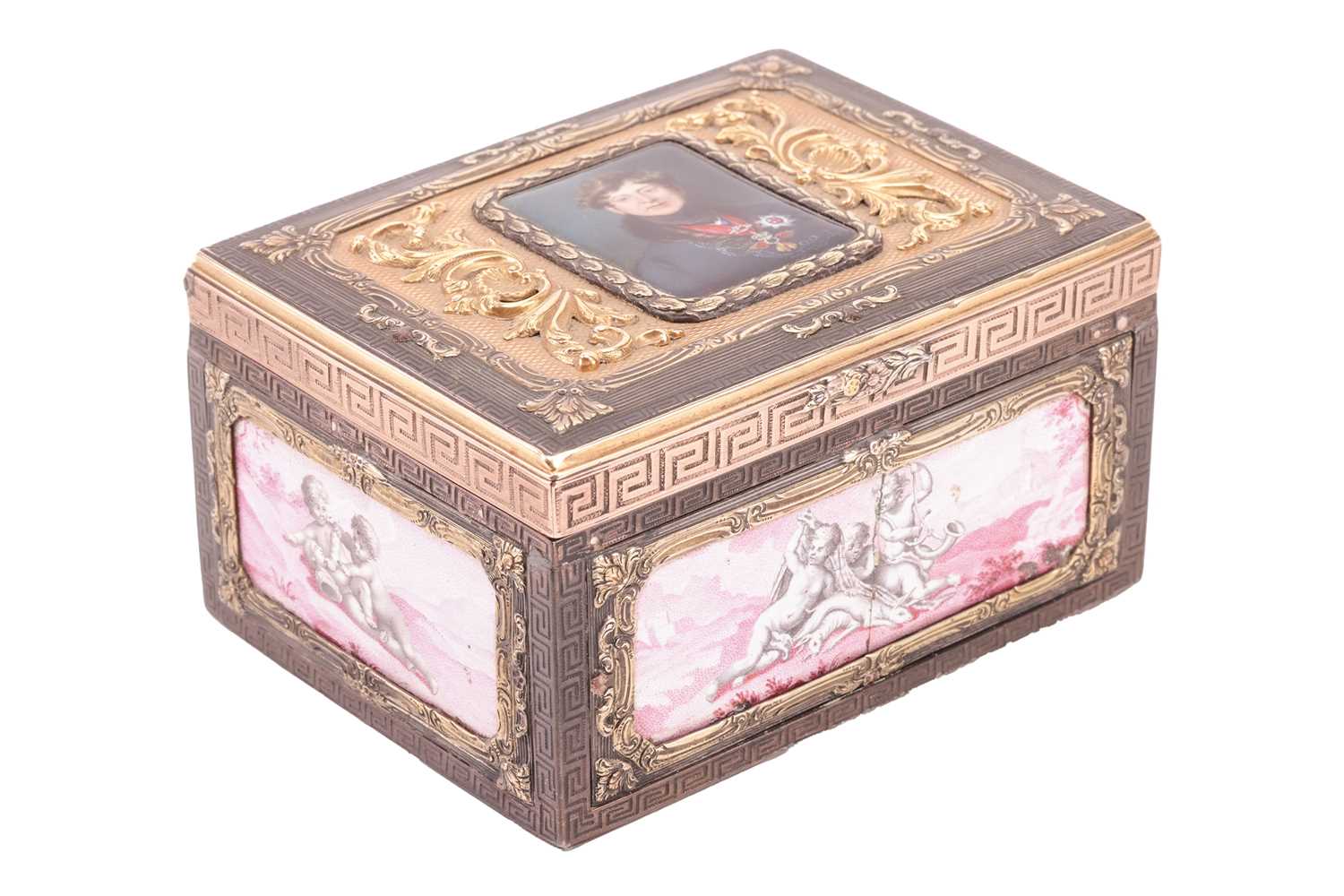 Lot 186 - A Continental snuff box of rectangular form,...