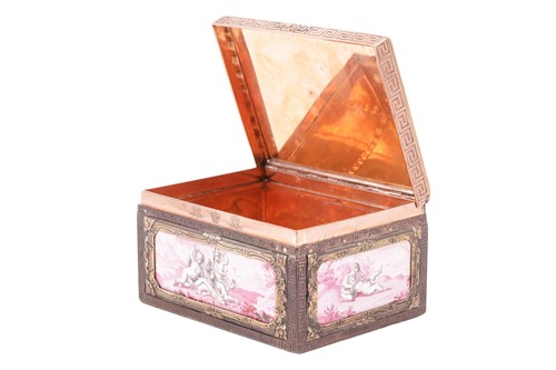 Lot 186 - A Continental snuff box of rectangular form,...