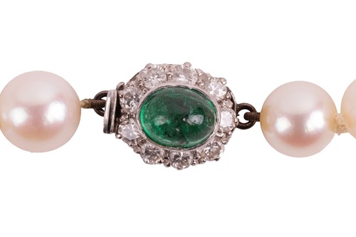 Lot 88 - A cultured pearl necklace, the pearls...