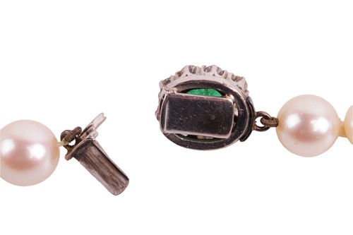 Lot 88 - A cultured pearl necklace, the pearls...