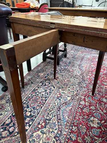 Lot 102 - A George III satinwood and parquet line inlaid...