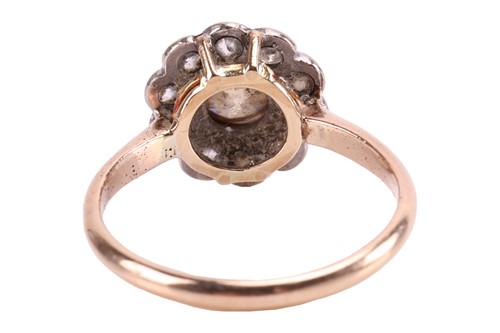 Lot 115 - A diamond daisy head cluster ring, featuring a...