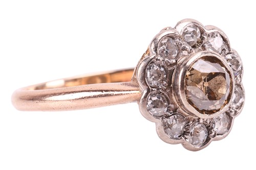 Lot 115 - A diamond daisy head cluster ring, featuring a...