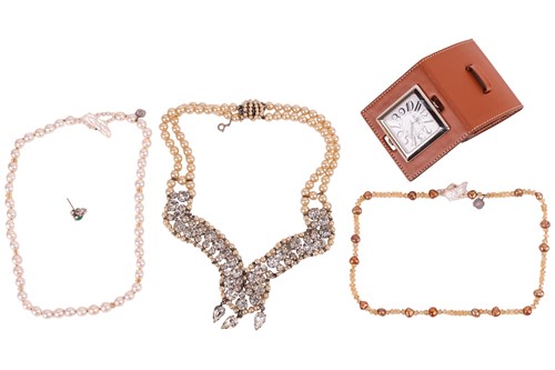 Lot 123 - A small collection of jewellery items;...
