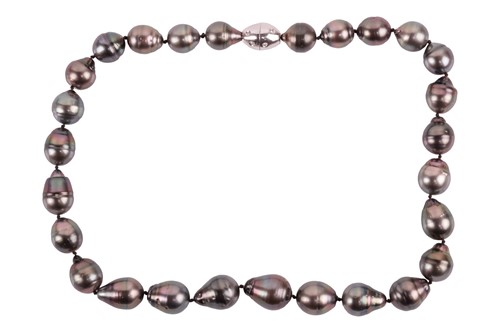 Lot 123 - A Tahitian cultured pearl necklace with...