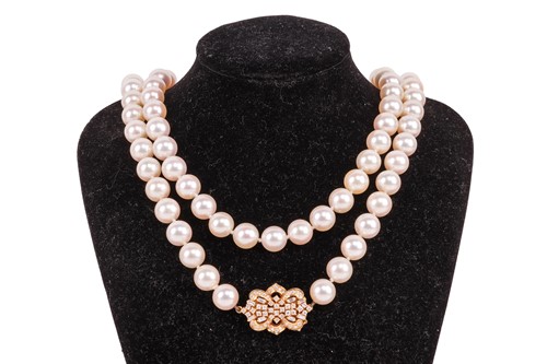 Lot 228 - A long cultured pearl necklace with...