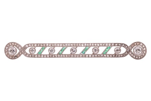 Lot 33 - An Art Deco diamond and emerald bar brooch,...