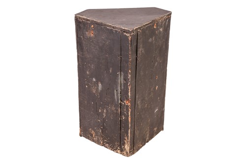 Lot 112 - An 18th-century single-door hanging corner...