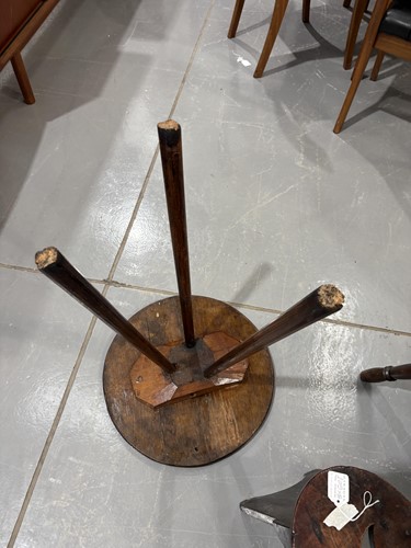 Lot 109 - An early 19th-century English elm cricket...