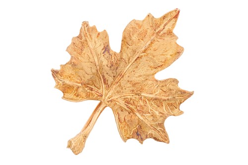 Lot 90 - Garrard & Co. - a leaf brooch in 18ct gold,...
