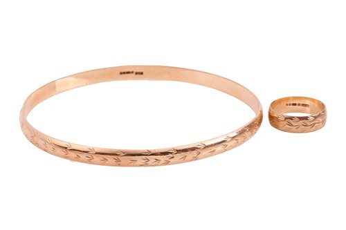 Lot 230 - An arm bangle and matching ring in 9ct gold,...