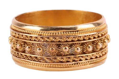 Lot 89 - An Etruscan Revival ring, decorated with...
