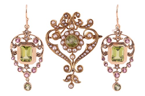 Lot 117 - An Edwardian peridot and split pearl guirlande...