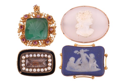 Lot 11 - A small collection of brooches; to include a...