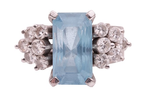 Lot 167 - An aquamarine and diamond cocktail ring,...