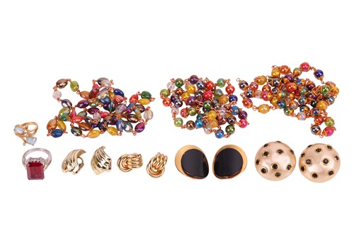 Lot 29 - A small collection of costume jewellery in...