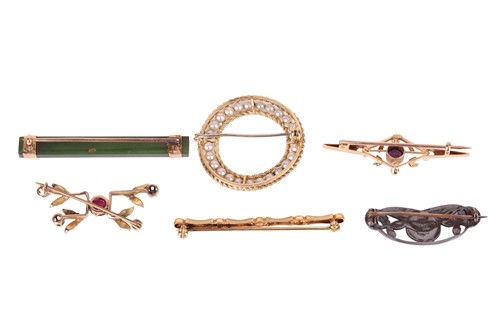 Lot 77 - A collection of six brooches; to include a...