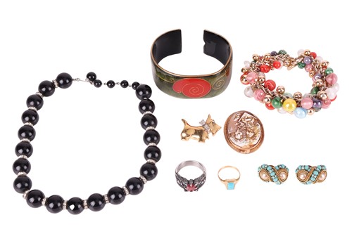Lot 120 - A collection of jewellery, to include a ring...