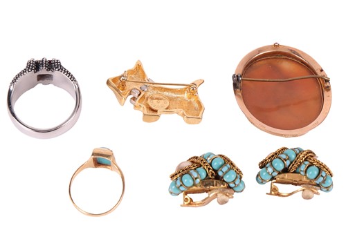 Lot 120 - A collection of jewellery, to include a ring...