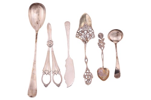 Lot 335 - A pair of Edwardian silver grape scissors,...