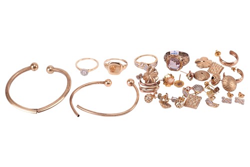 Lot 42 - A collection of 9ct gold and yellow metal...