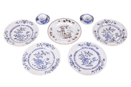 Lot 82 - A small collection of Chinese blue and white...