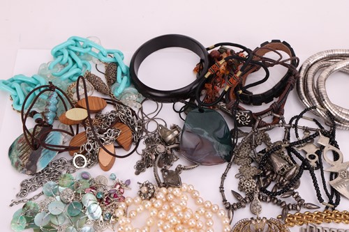 Lot 76 - A quantity of silver and costume jewellery; to...