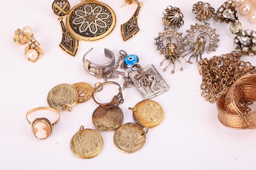 Lot 76 - A quantity of silver and costume jewellery; to...