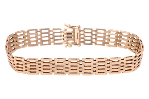 Lot 47 - A 9ct gold gate-link bracelet, completed with...