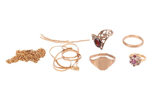 Lot 46 - A group of 9ct and yellow metal jewellery,...