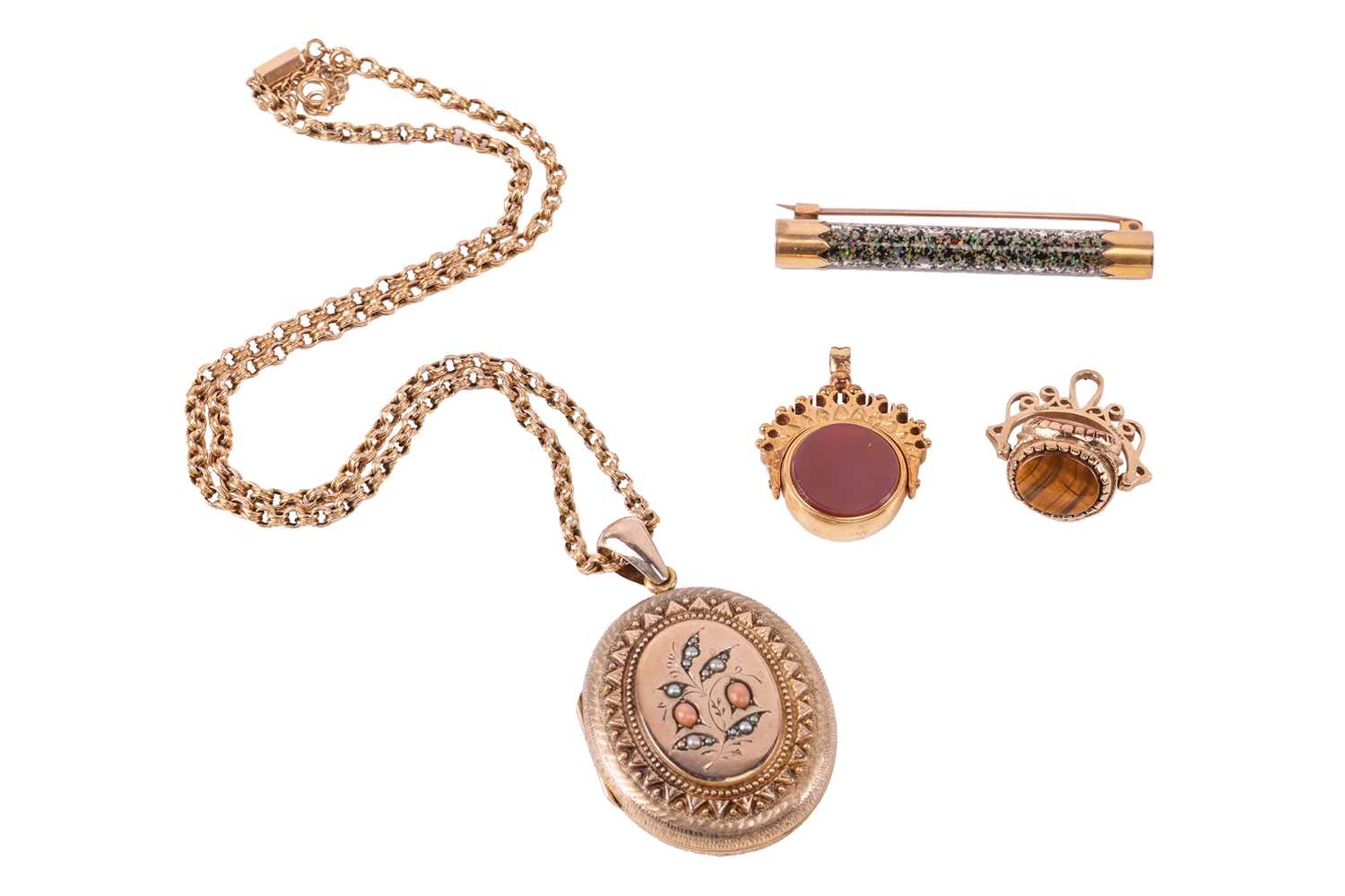 Lot 74 - A small group of jewellery items, including a...