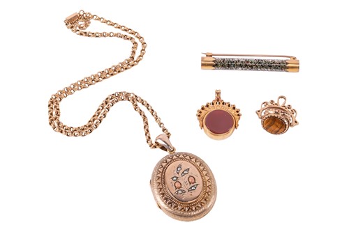 Lot 74 - A small group of jewellery items, including a...