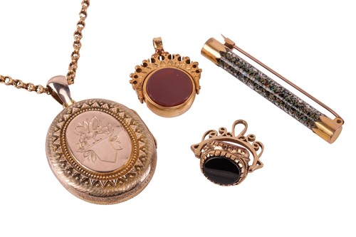 Lot 74 - A small group of jewellery items, including a...