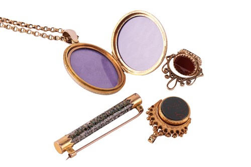Lot 74 - A small group of jewellery items, including a...