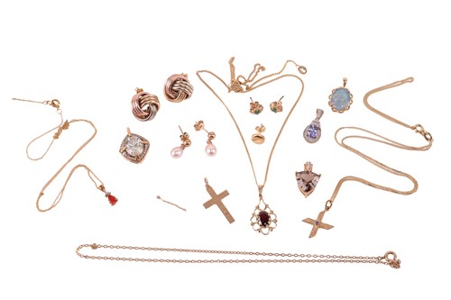 Lot 65 - A group of 9ct and yellow metal jewellery;...